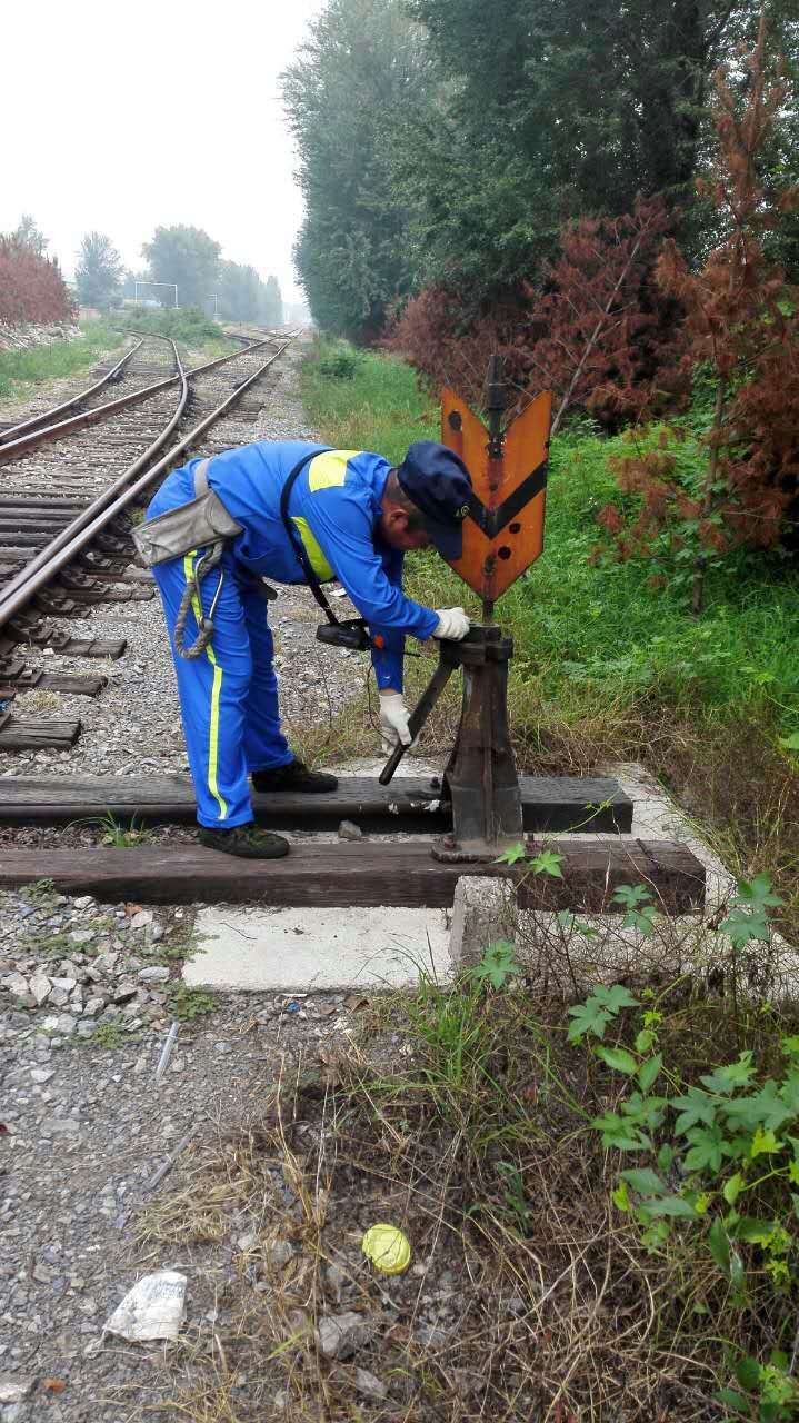 微信运动第一名:长裤长袖“蒸桑拿”,负重徒步走道砟