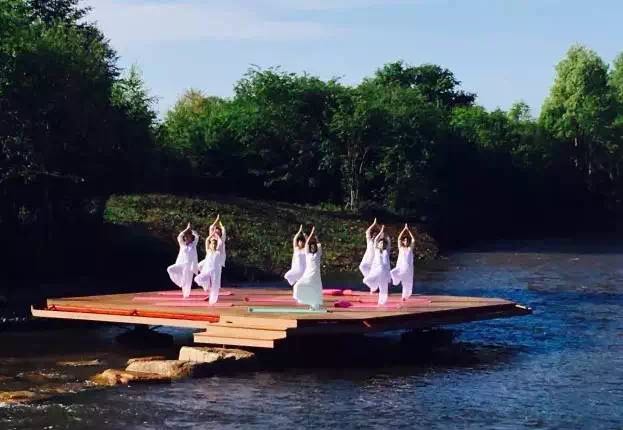 练一节瑜伽课吧让身心放松一下,瑜伽在家练和在瑜伽馆推荐