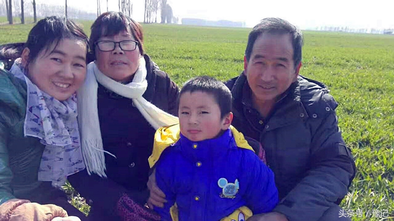 军人丈夫因公受伤妻子不离不弃,军人丈夫不离不弃照顾妻子