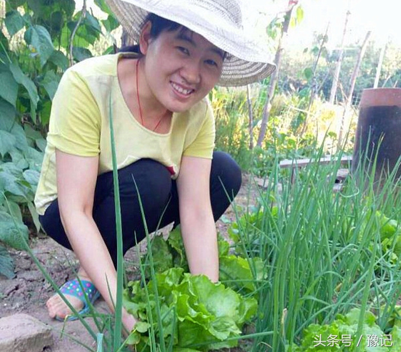 军人丈夫因公受伤妻子不离不弃,军人丈夫不离不弃照顾妻子