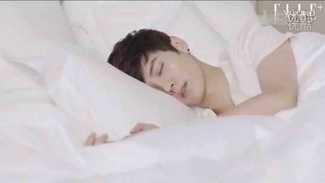 众明星睡姿对比有的也太搞笑了,明星素颜前后对比照张艺兴