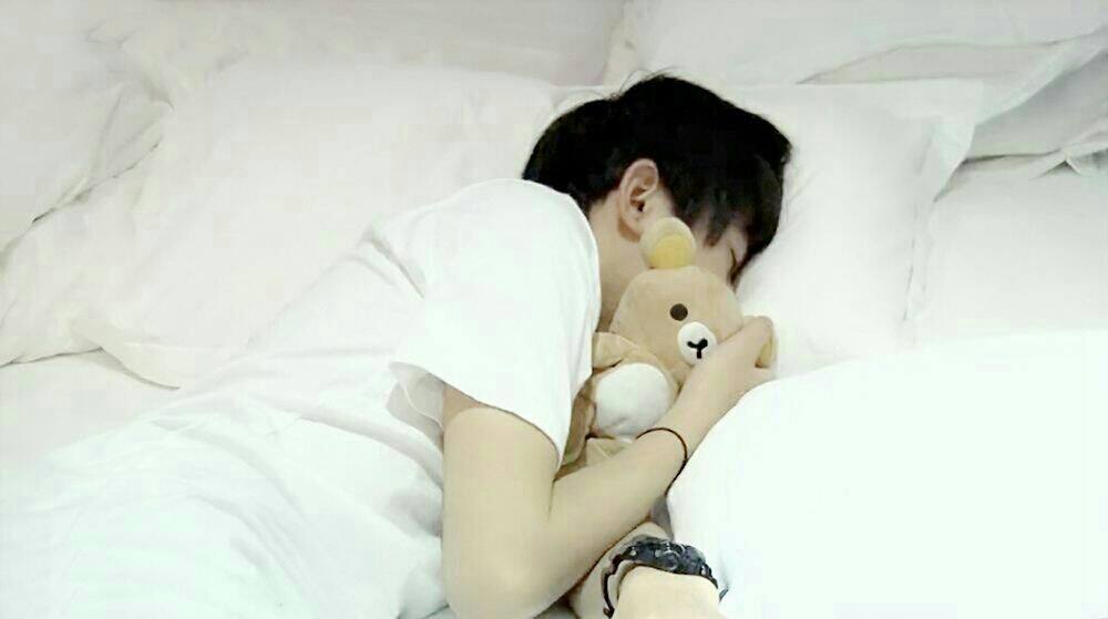 众明星睡姿对比有的也太搞笑了,明星素颜前后对比照张艺兴