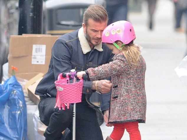 年轻的爸爸在情感上有多疼爱女儿,爸爸再忙也要陪伴小情人