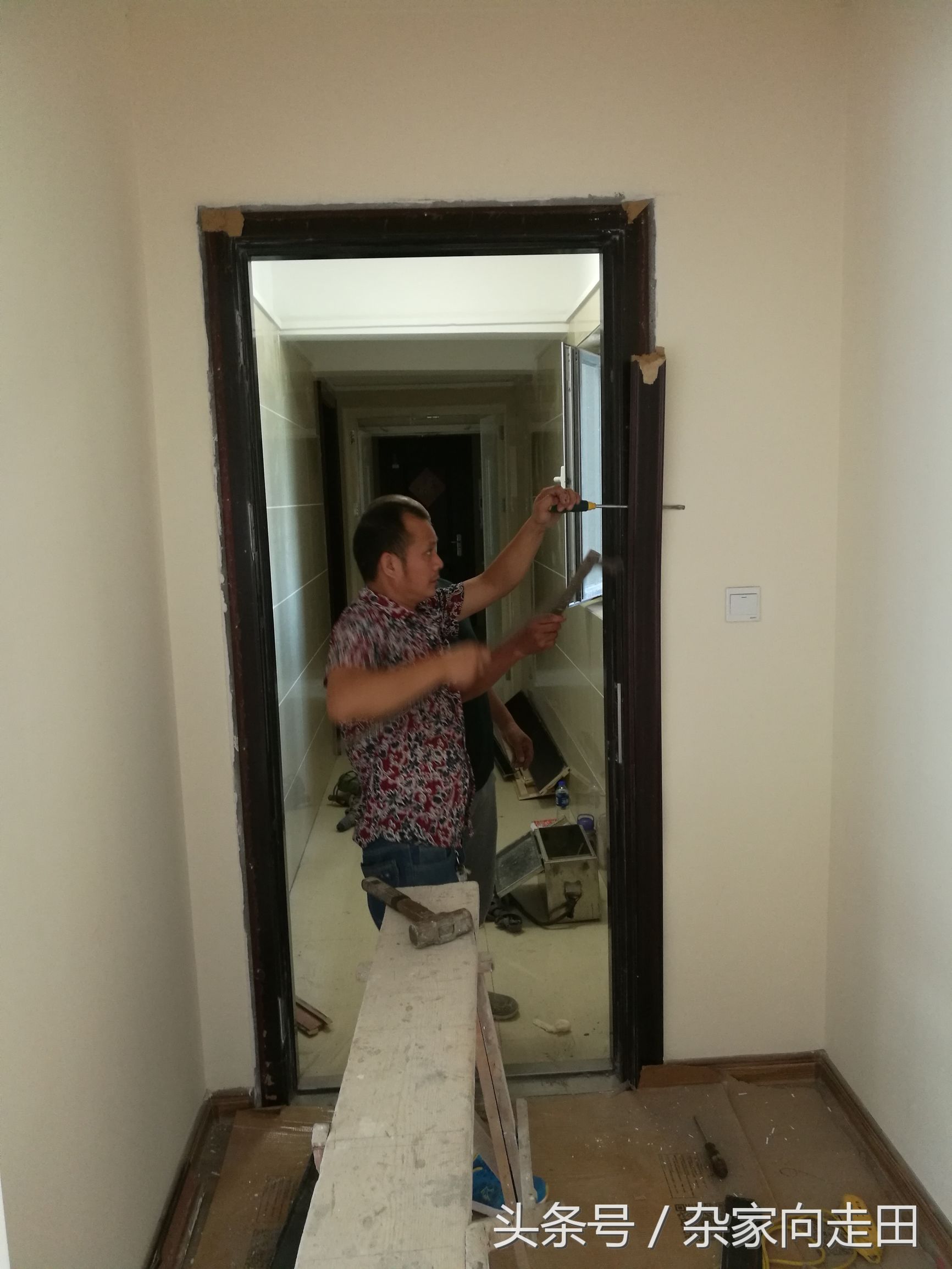 防盗门内开改外开操作过程,防盗门外开改内开演示图