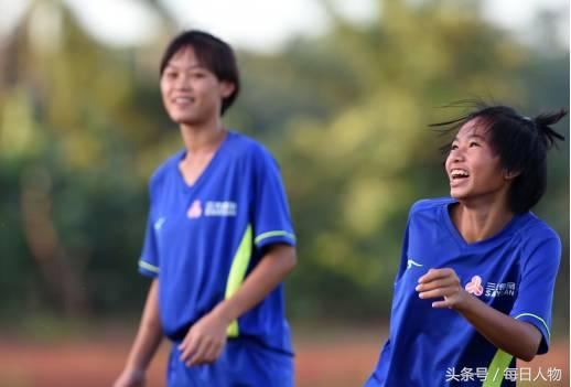 踢球吧姑娘赤峰,踢球吧女孩完整版