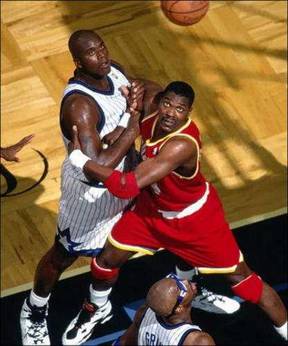 奥拉朱旺打爆四大中锋,奥拉朱旺vs四大中锋