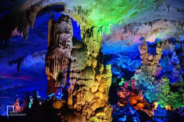 她单枪匹马从杭州出发，开着开着到了非洲腹地