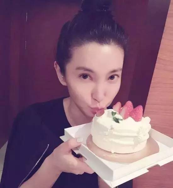 哈哈哈*靠我**一瓶素颜霜骗到了现任男票,他还一直以为我真素颜