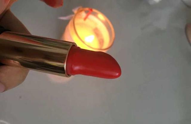 故意弄断女友口红,故意弄断女友的口红