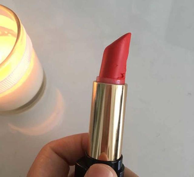 故意弄断女友口红,故意弄断女友的口红