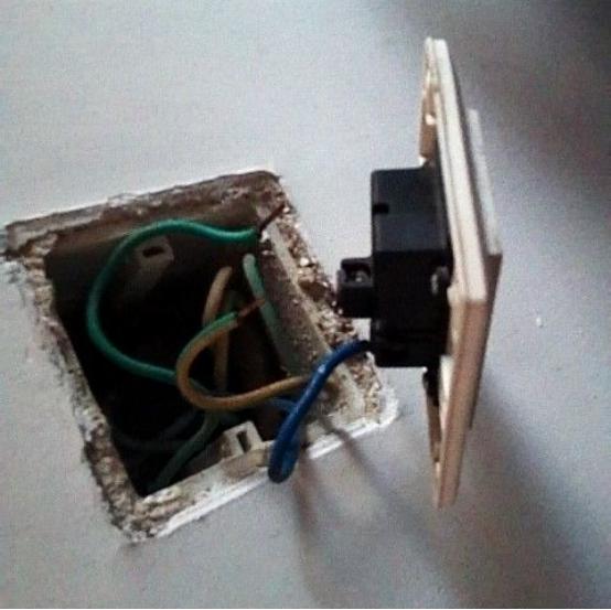 墙插座松动怎么处理,墙上插座松动接触不良怎么办