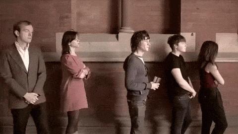 好东西不排队怎么可能买得着？队排越长，我心越荡