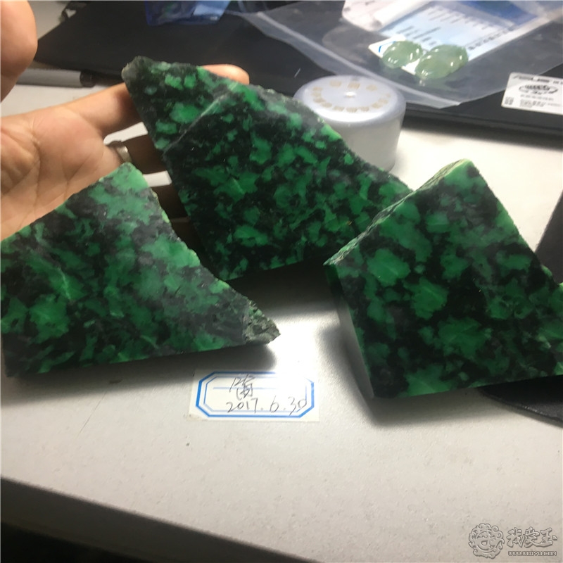 翡翠玉雕雕刻过程,用心去雕刻