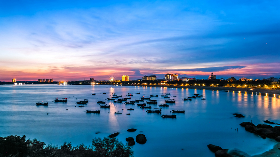 外国小哥脚上的水泡被踩烂,外国小哥下河洗脚摔进去了