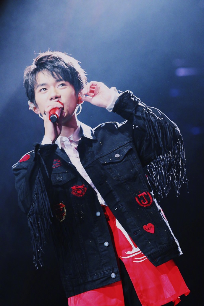 易烊千玺腰伤还在跳舞,易烊千玺在台上腰伤跳舞