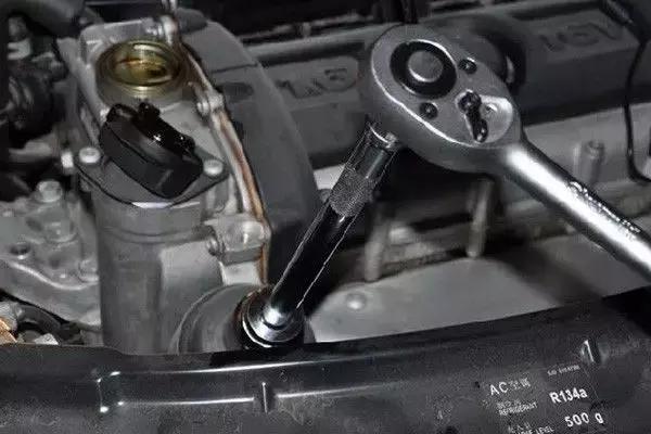 2017款帕萨特换机油抽还是放,帕萨特换汽油是抽好还是放好