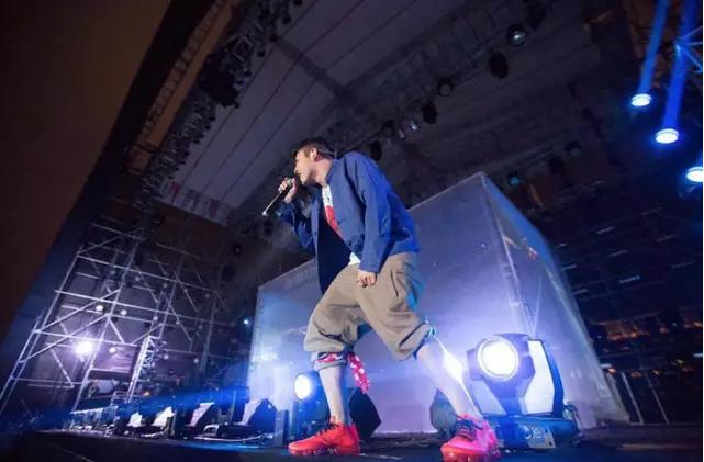 世人只记得他的丑闻，他却默默撑起了一个潮牌帝国