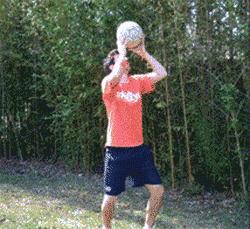 业余足球基础教学!海豹式头部颠球,提球感的正确打开方式!