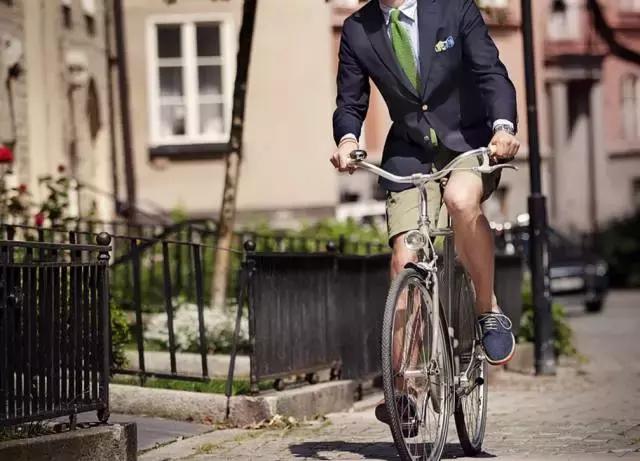 你在单车上看风景，别人却都在笑话你