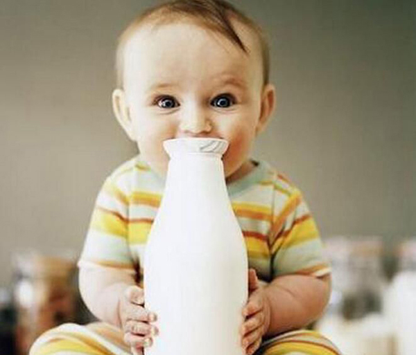 宝宝什么时候可以喝纯牛奶纯羊奶,宝宝什么时候可以喝纯牛奶和酸奶