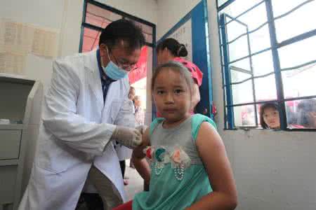 四个月的宝宝手臂突然肿了,五个月的宝宝手臂大了怎么办