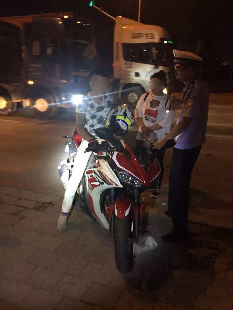 这是谁家的孩子？太危险了！