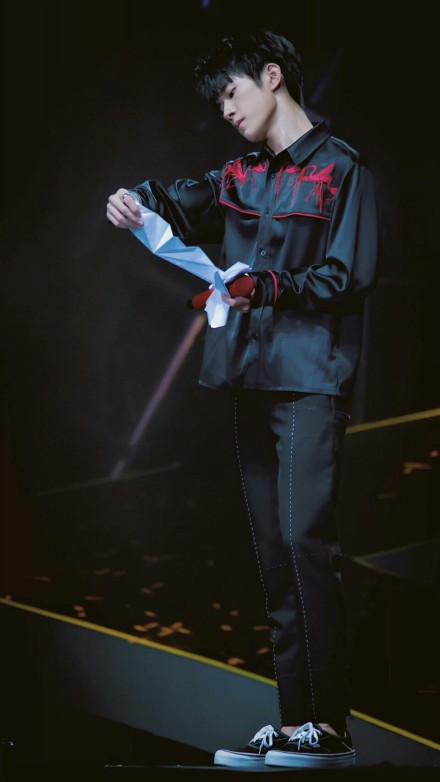 易烊千玺支援腰伤,易烊千玺带着腰伤在舞台上