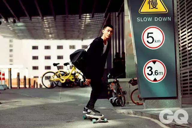 你在单车上看风景，别人却都在笑话你