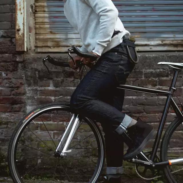 你在单车上看风景，别人却都在笑话你