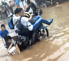 和闺蜜逛街，逛到男士内衣店