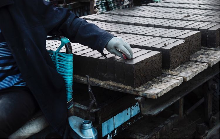 近距离了解砖窑厂烧制砖块的秘密