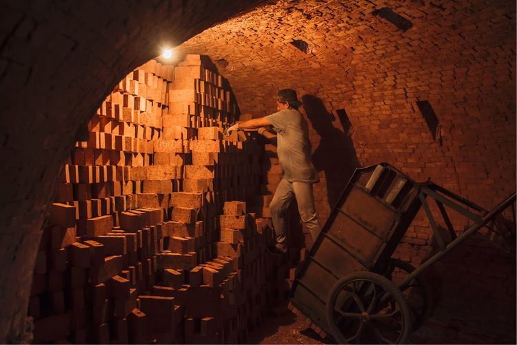 近距离了解砖窑厂烧制砖块的秘密