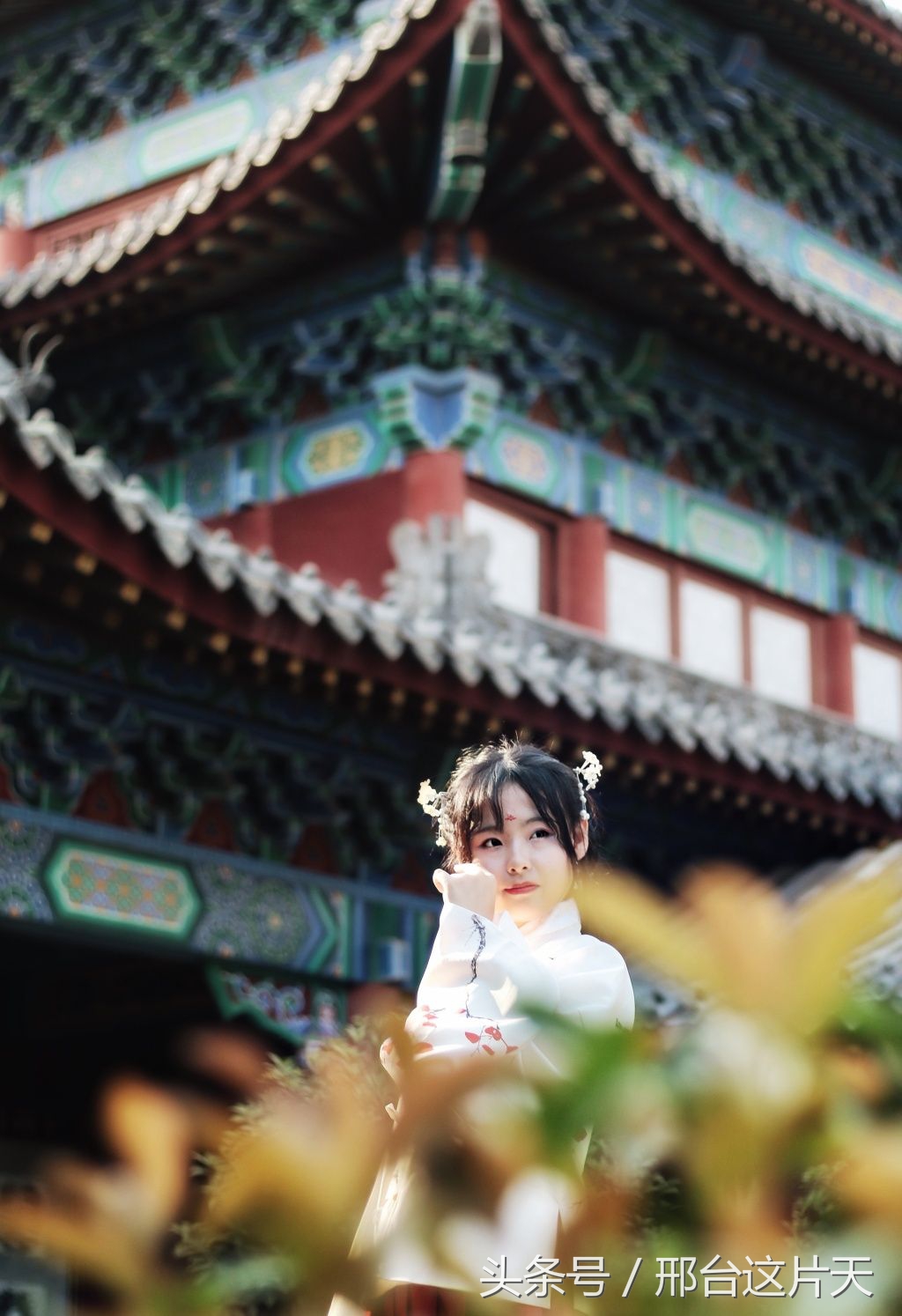 开元古刹钟声美女顿悟聆听