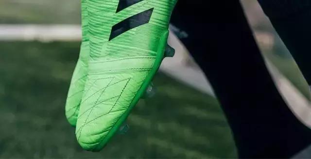 迷妹们都爱买爱豆代言的产品表忠心，这双暂时买不到的鞋先来了解