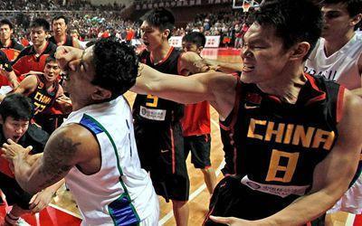 中国男篮朱芳雨打架集锦,中国男篮打架朱芳雨