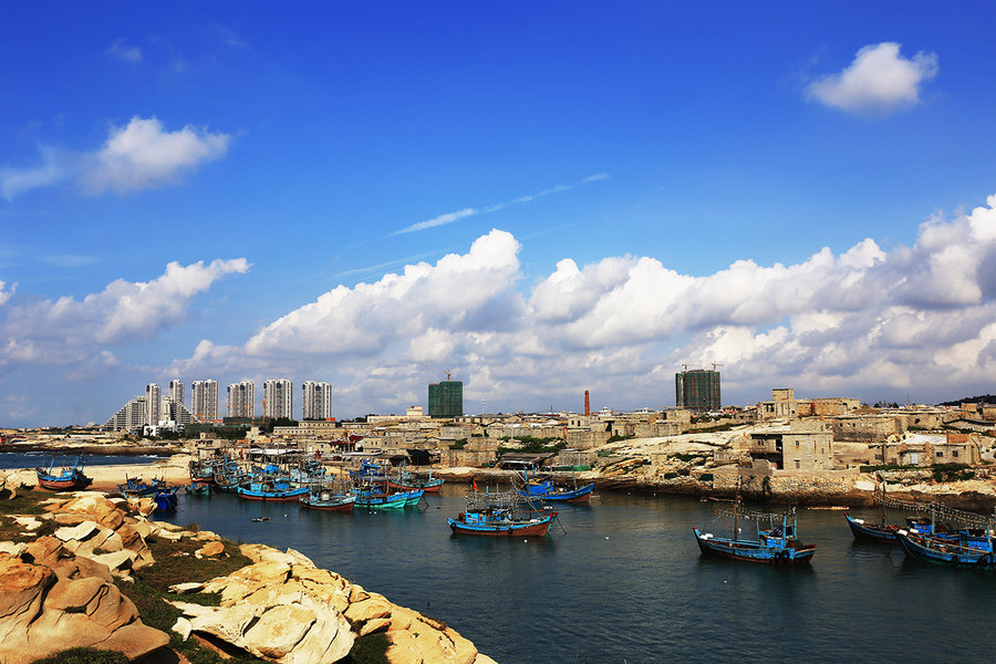 外国小哥脚上的水泡被踩烂,外国小哥下河洗脚摔进去了