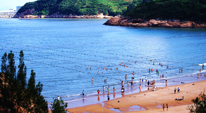 外国小哥脚上的水泡被踩烂,外国小哥下河洗脚摔进去了