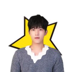 外国小哥脚上的水泡被踩烂,外国小哥下河洗脚摔进去了