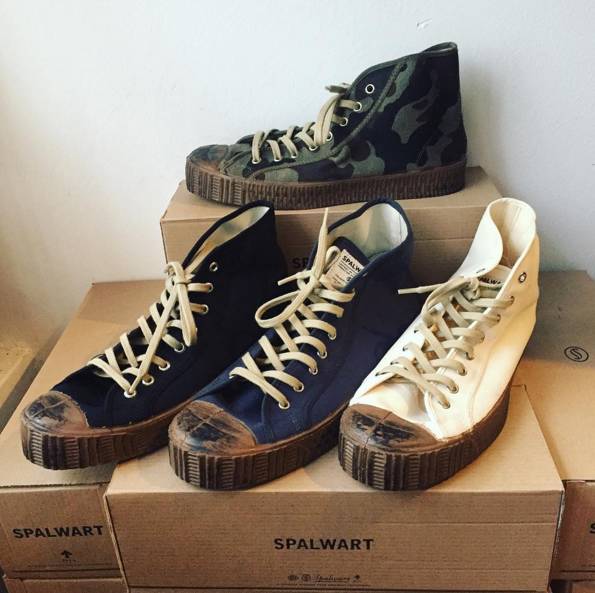 帆布鞋也能穿出女王风范,帆布鞋也能穿出高级感