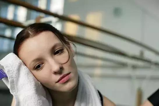 天热怎么越喝水越口渴,天热一直喝水还口渴是什么原因