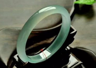 碎的翡翠手镯怎么再利用,摔碎的翡翠手镯怎么处理