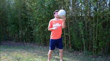 业余足球基础教学!海豹式头部颠球,提球感的正确打开方式!