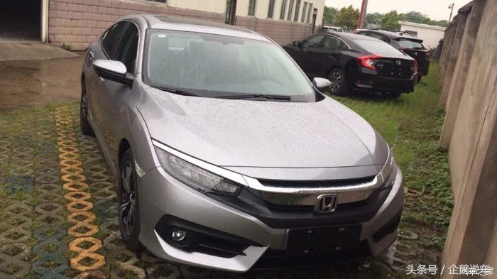 十代思域圣辉银和珍珠白 (十代思域圣辉银)