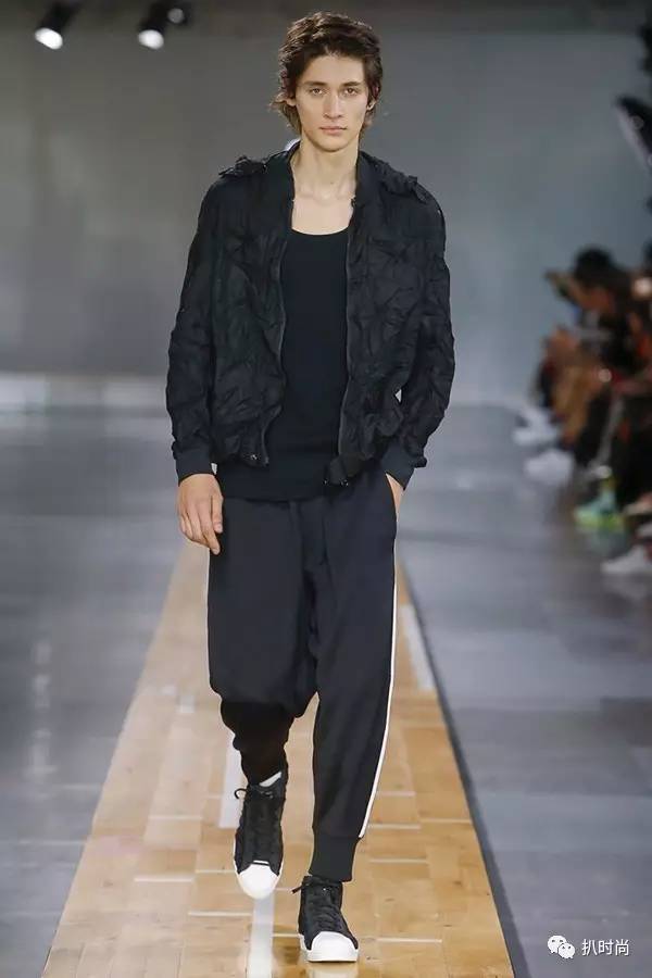 当下男装流行款式,男装宽松百慕大短裤流行趋势