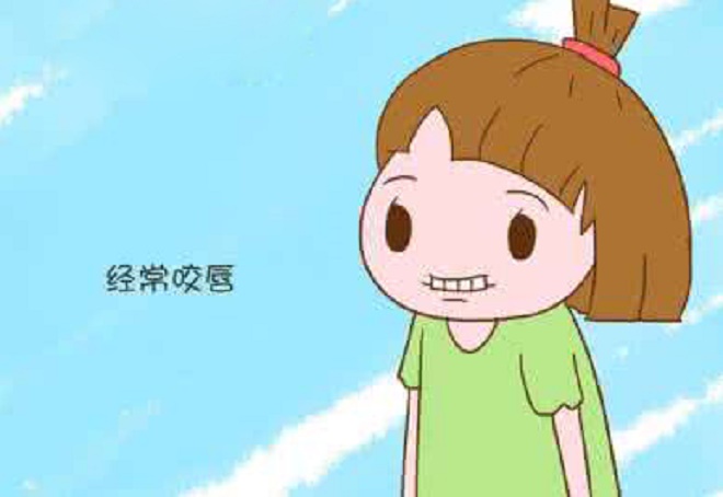 孩子入园后出现咬自己的行为，这是入园分离焦虑的一种表现