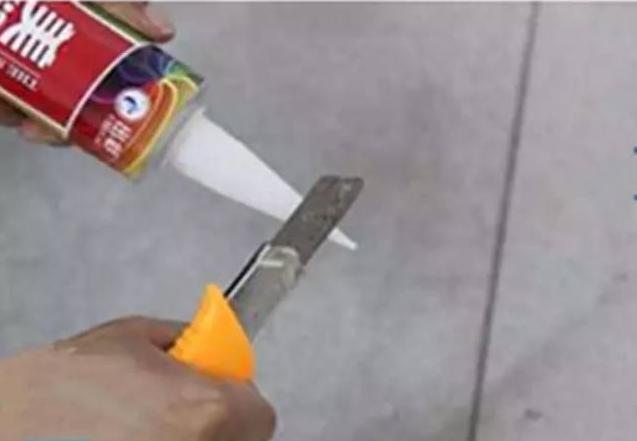 瓷砖美缝应该自己做还是请师傅做,地砖美缝拖地都把缝弄黑了咋办