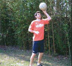 业余足球基础教学!海豹式头部颠球,提球感的正确打开方式!