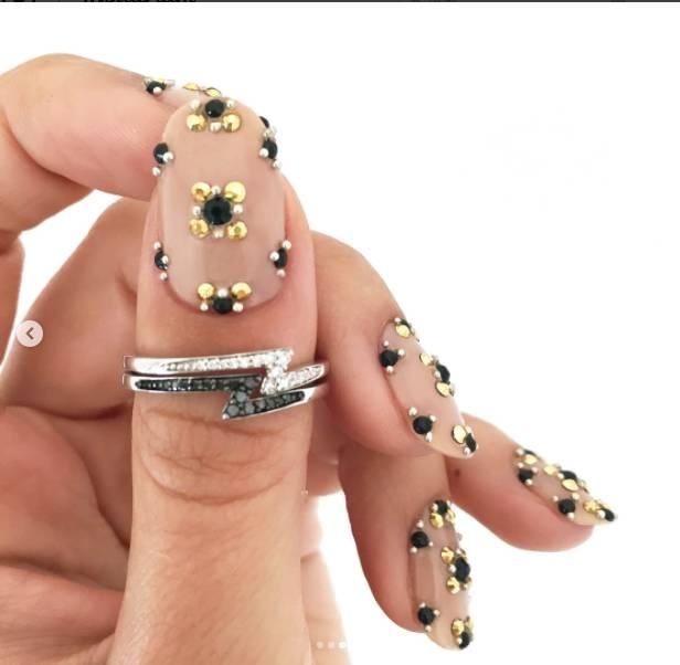 美甲饰品掉色了怎么办,美甲上的珍珠饰品掉色了怎么办