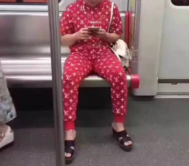 supreme网红外套 (网红潮牌supreme2019)