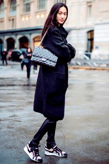 香奈儿小金球包包价格表官网,香奈儿包包好还是lv包包好